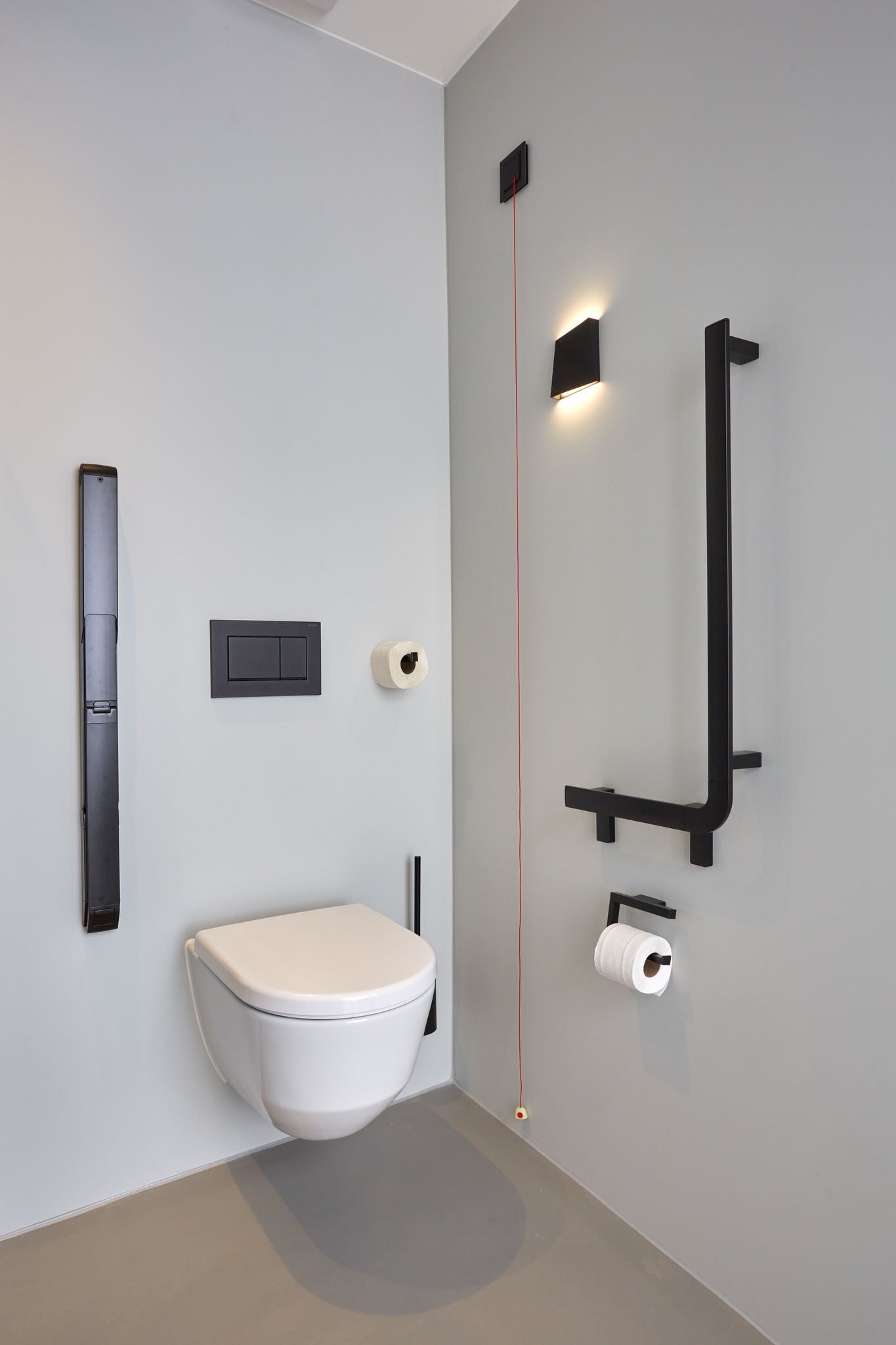 Black accessories in the toilet area in the room at RWTH Aachen-Franziskus University Hospital
