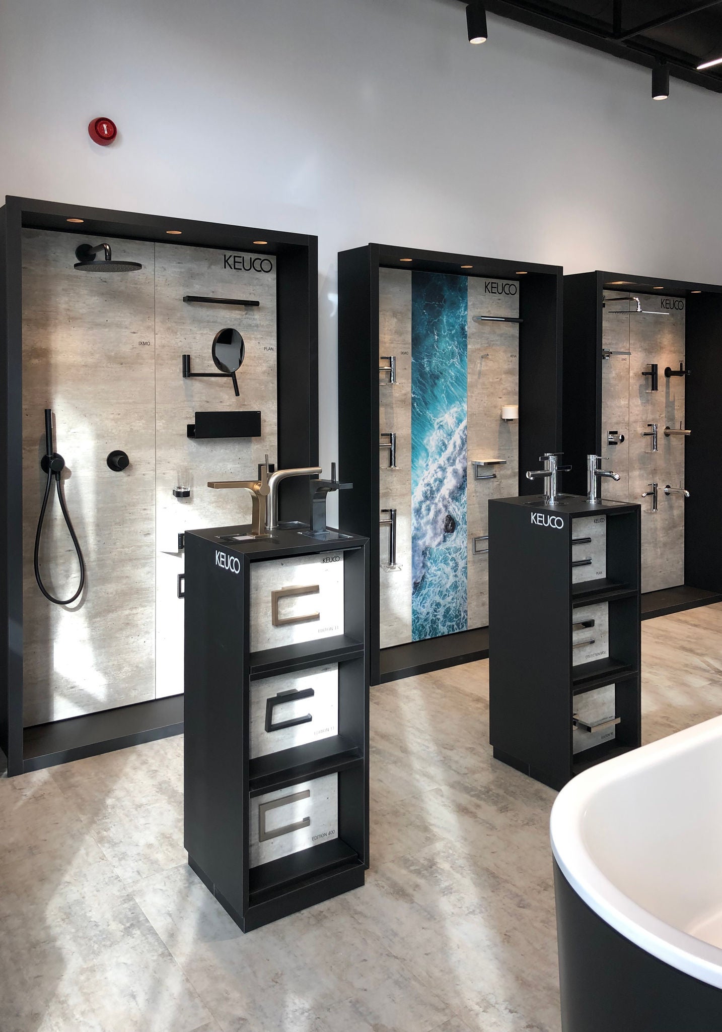 KEUCO fittings and accessories in various surfaces at the POS