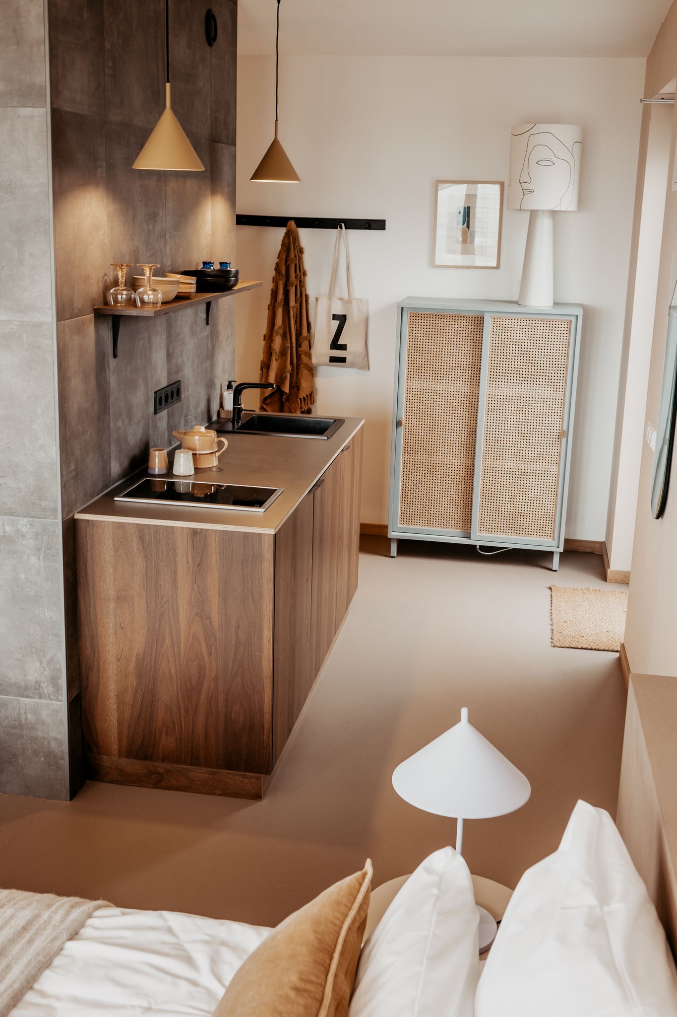 Bed and kitchenette in the Zoomers Hotel with EDITION 400 black chrome fittings