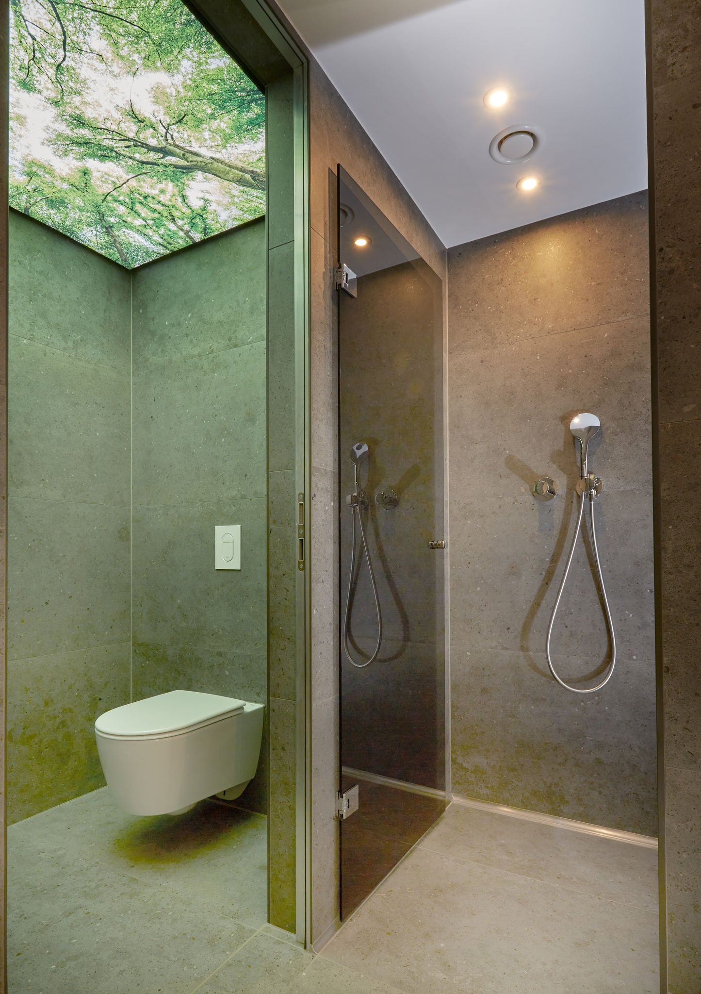 WC and shower area at the VierJahreszeiten Hotel in Iserlohn