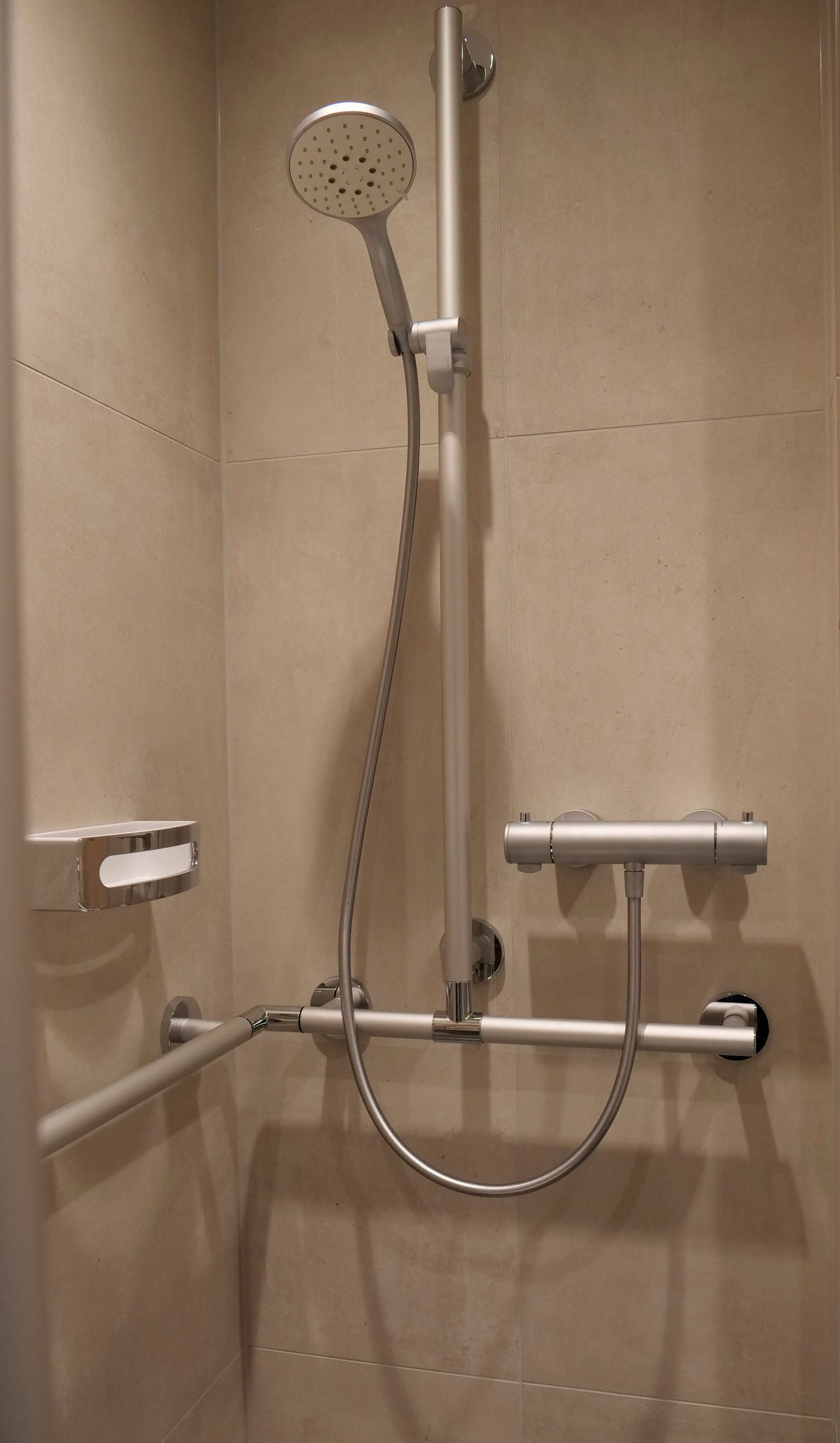 Shower with PLAN BLUE fitting and shower rod in aluminium finish in Agaplesion Hospital