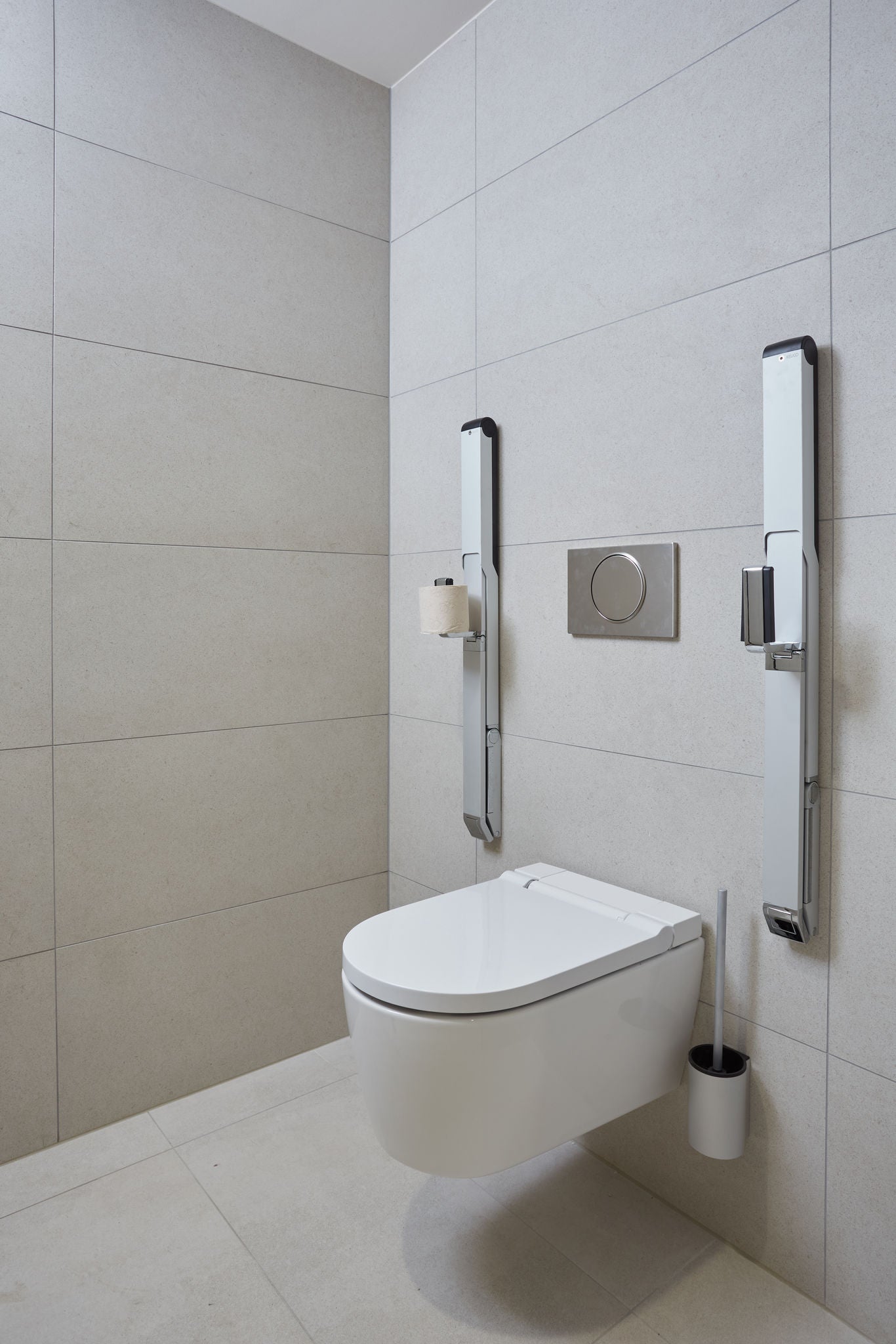 Toilet at Eisenberg Rehabilitation Clinic with PLAN accessories and AXESS drop down support rail