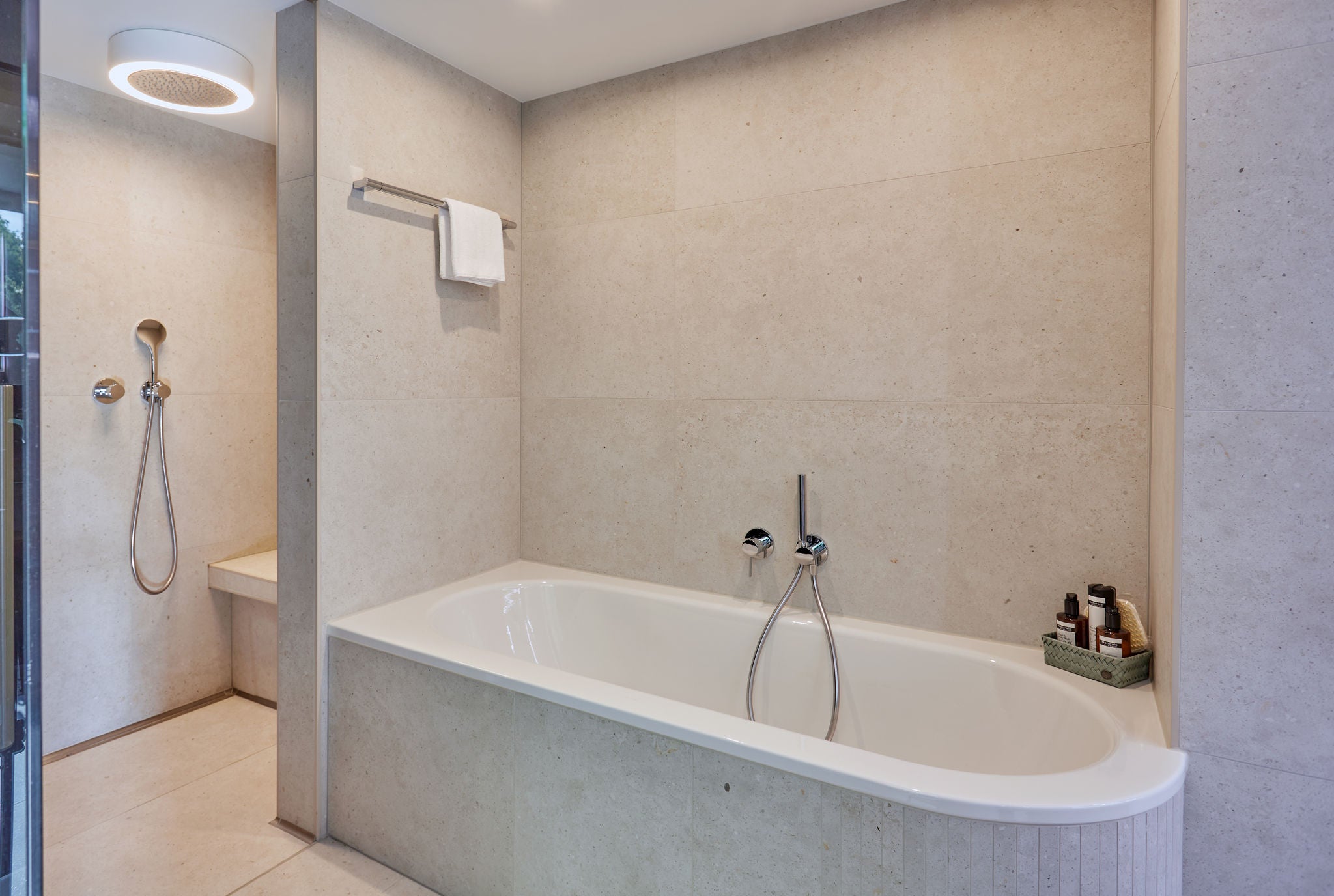 IXMO fittings and shower luminaire with Integrated shower head and bath tub with COLLECTION PLAN towel rail in the VierJahreszeiten suite in Iserlohn