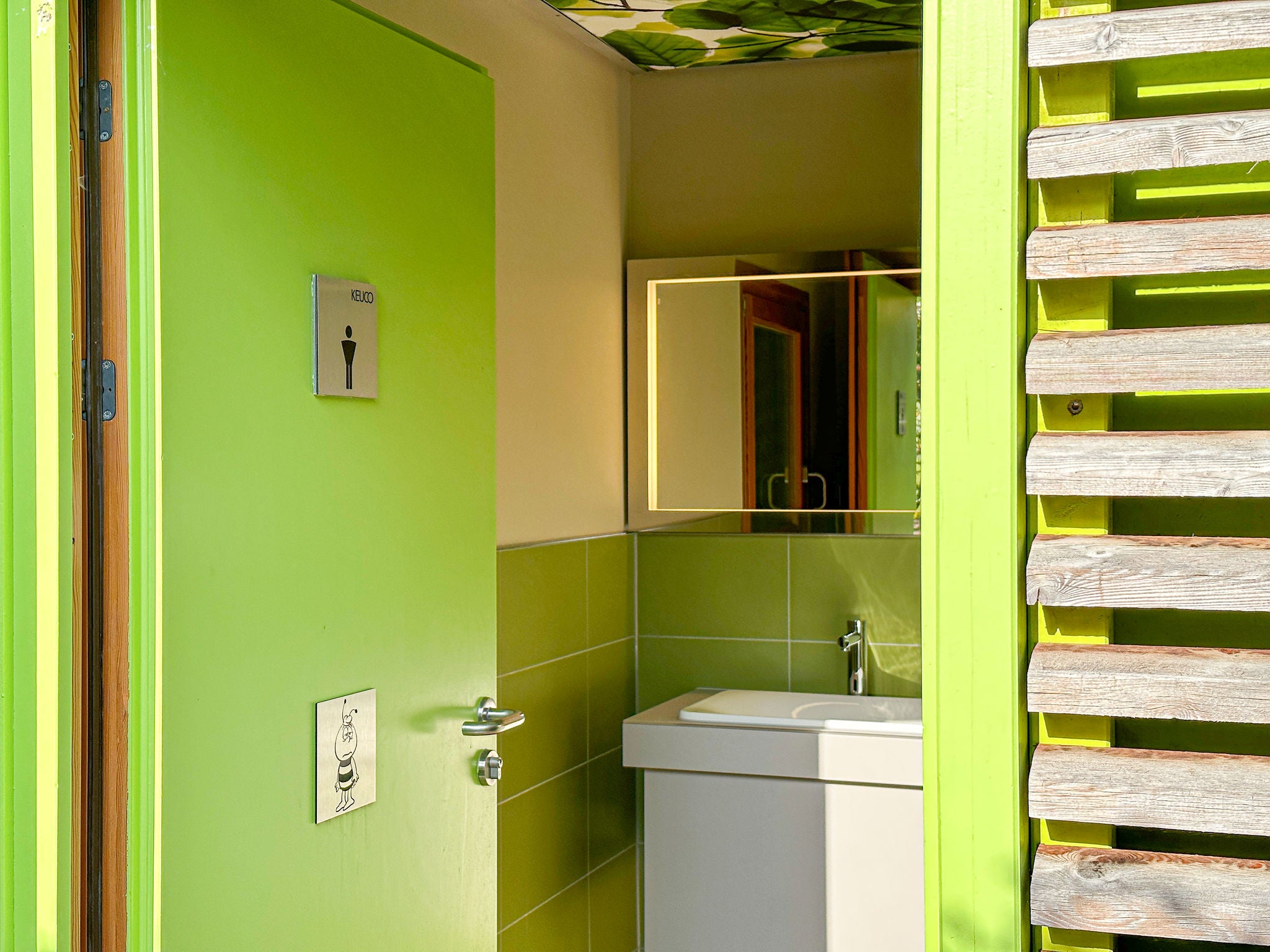 WC im Sauerlandpark Hemer mit IXMO Sensor-Waschtischarmatur