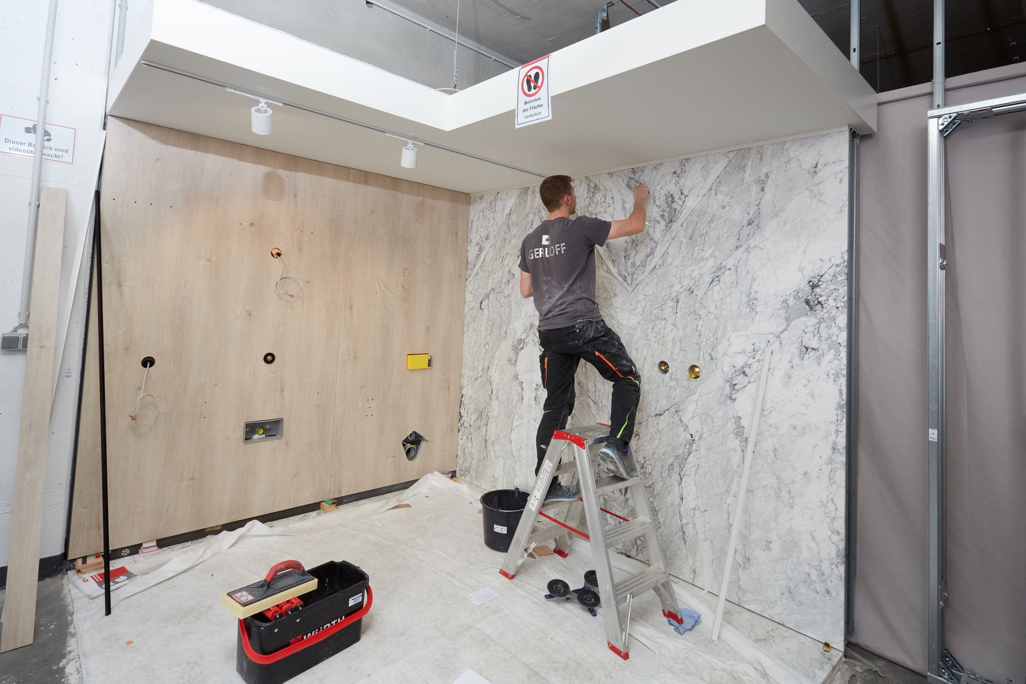 Handwerker bauen eine systemische Badlösung auf