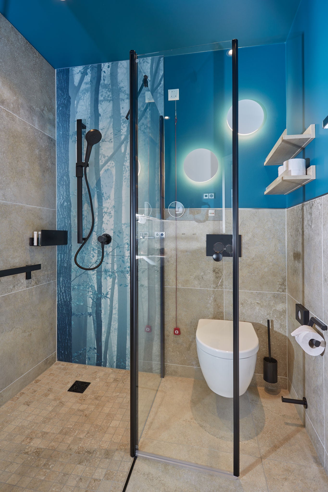 Dusch- und WC-Bereich mit schwarz matten Accessoires und Armaturen im DRK Krankenhaus Rabenstein in Chemnitz