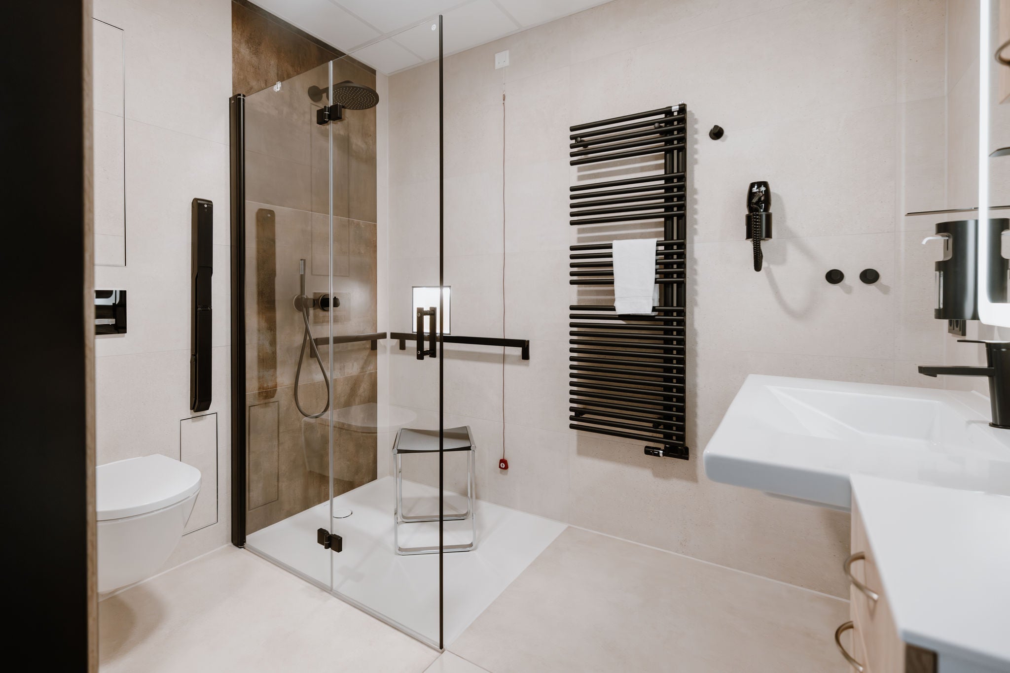 Schwarze IXMO Duscharmaturen und schwarze Accessoires im Komfortzimmer des Ev. Krankenhaus Göttingen-Weende