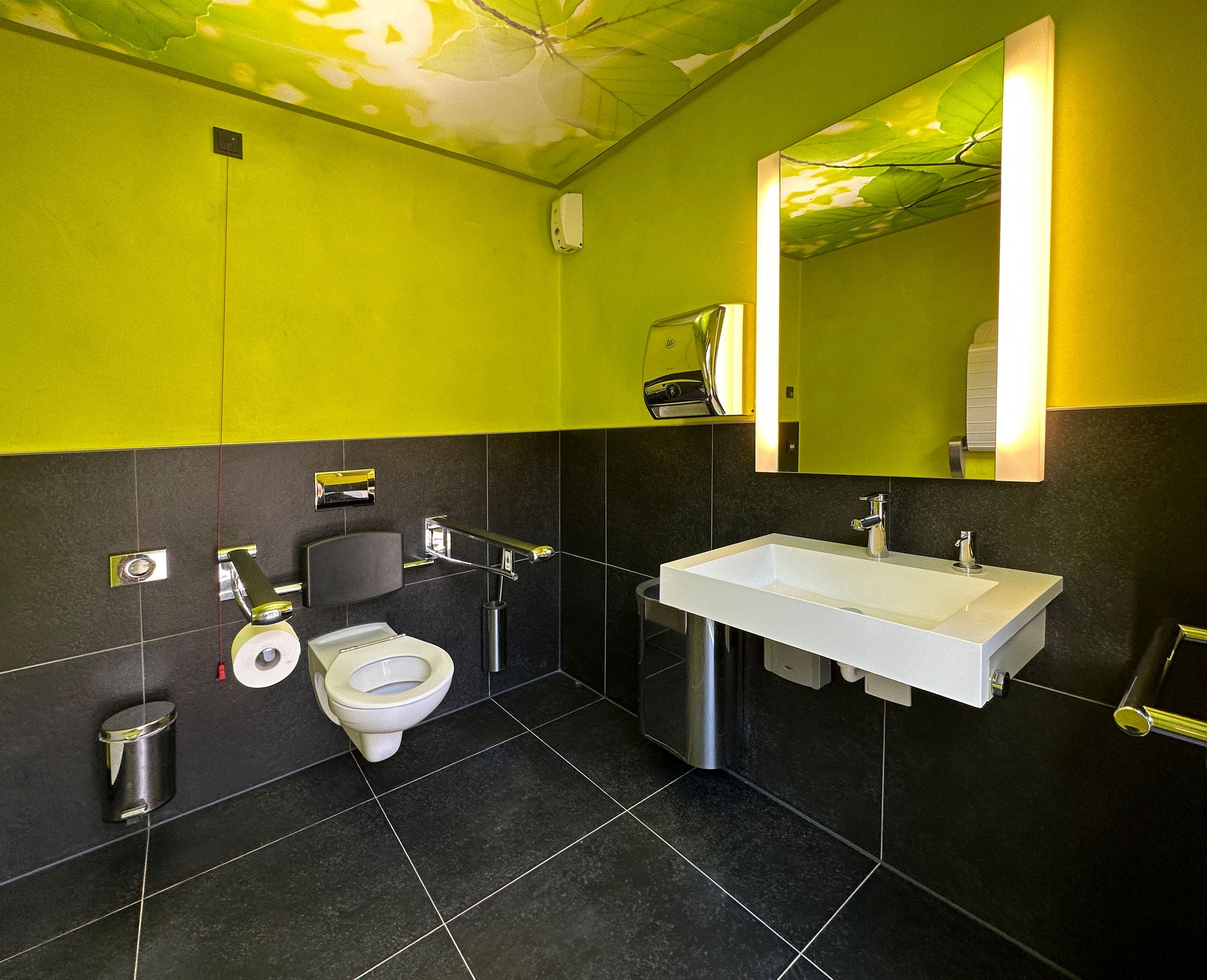 WC im Sauerlandpark Hemer mit Accessoires der Serien PLAN und PLAN Care