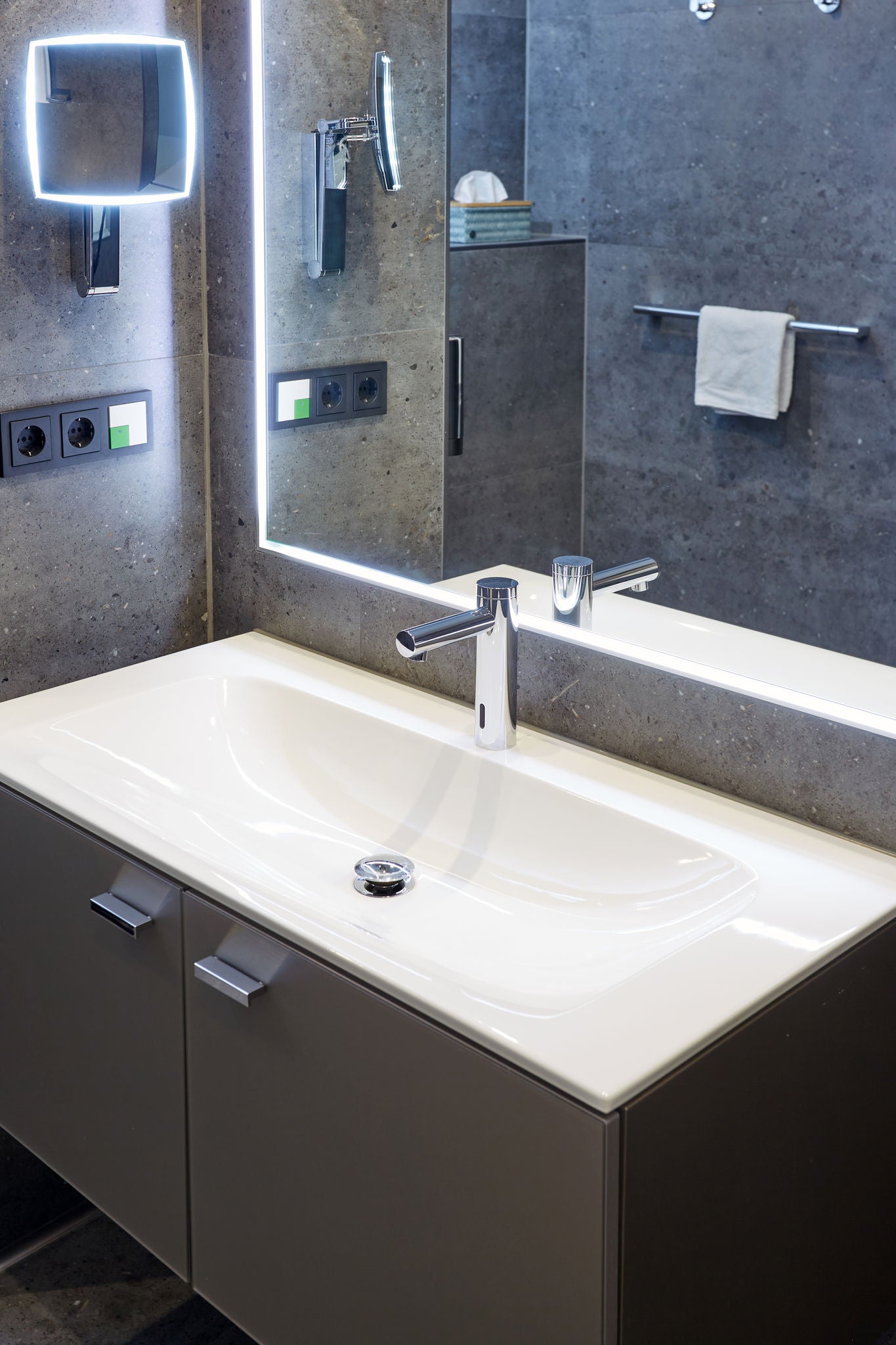 Washing area with IXMO electronic basin mixer and cosmetic mirror in the VierJahreszeiten hotel in Iserlohn