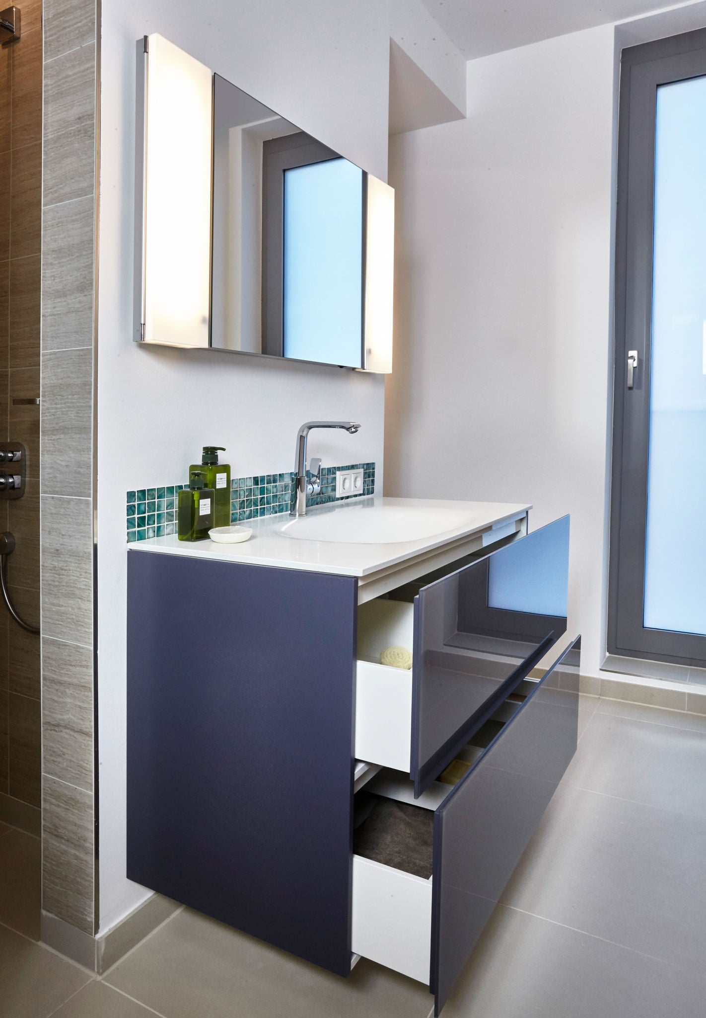 Waschtischunterschrank mit Keramik-Waschtisch der Edition 11 in Anthrazit mit Innenansicht