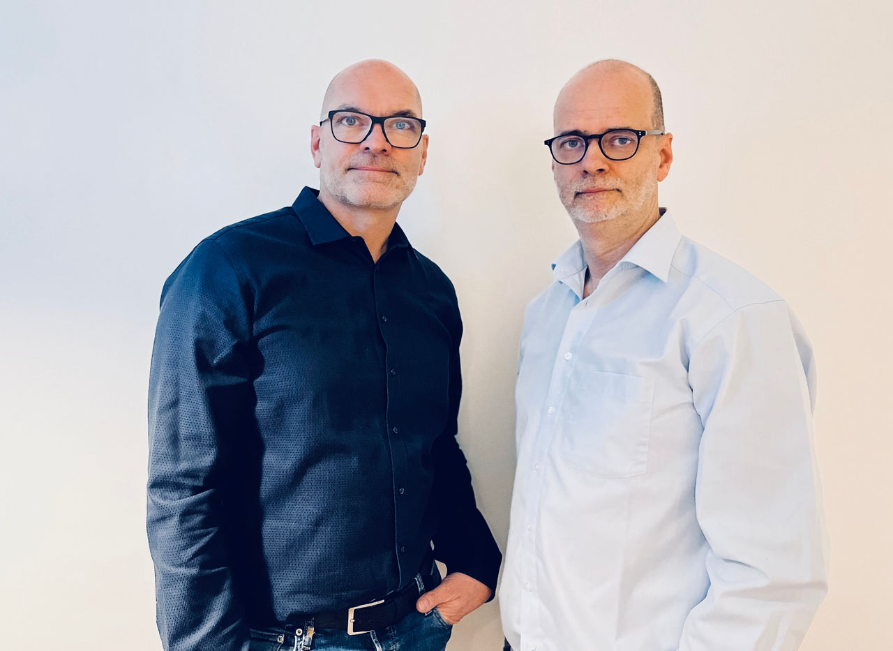 Portrait Designduo Blisse-Zetsche vor weißer Wand